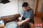 问事摇卦成都“90后”小伙“十年磨一剑”：从爱好者到守艺人 传播中国文化