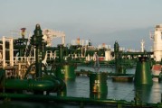 问事摇卦国际油价周二收高 地缘政治担忧与美元走弱双重支撑