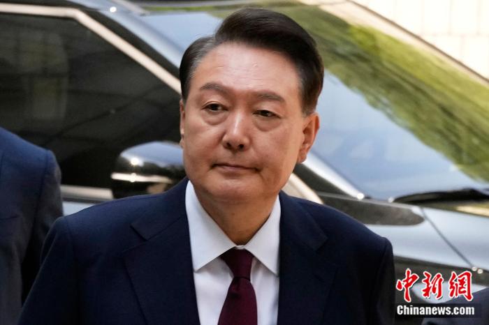 当地时间2025年5月12日，韩国首尔，因被控策划叛乱而受到审判的前总统尹锡悦抵达首(🍌)尔中央地方法院。图/视觉中(🐗)国